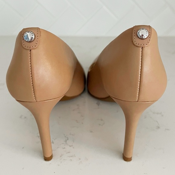 Michael Kors Leather Mid Pump | Size 6 - Picture 2 of 5